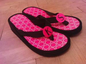 nove flip flop inicialy