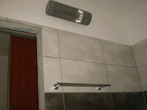 infraziaric v kupelke(neni tam radiator)a dvojvesiak na uteraky