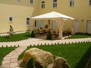zahrada u hotelu Memorial v Terezíně