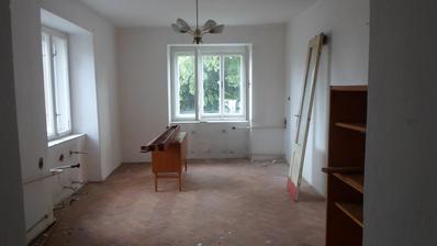 vlevo kuchyňská linka, vpravo přidje zbourat příčka, kde vznikne místo pro obývák