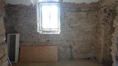 vlevo sprchový kout, vpravo a pod oknem vyzděný panel pro umyvadla