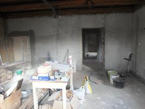 pohled z kuchyně na chodbu, vzadu ložnice