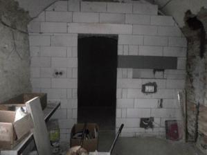 koupelna (vpravo připraveno pro wc), vzadu prádelnička