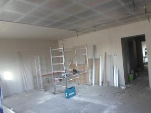 sádrokarton stěna, strop (obývák, kuchyň)