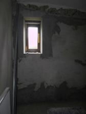 Zbytek domu už není žádná sláva, jde to pomalu, ale zato jistě :-D Okýnko v šatně, bude se dělat štuk, sdk na strop, nivelačka na podlahu, výmalba, koberec a hotovo :)
