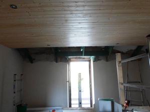 LOŽNICE: štuk + palubky na stropě + bodové osvětlení :) chybí už jen nivelačka na podlahu (potom koberec) a vybílit :)