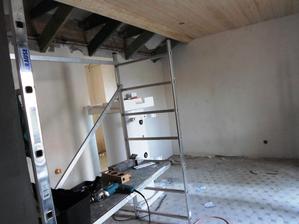 LOŽNICE: štuk + palubky na stropě + bodové osvětlení :) chybí už jen nivelačka na podlahu (potom koberec) a vybílit :)