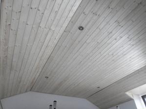 Ložnice - už dodělat jen malé detaily na palubkách, dveřích a položit koberec