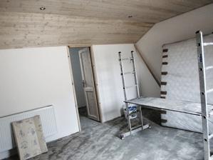 Ložnice - už dodělat jen malé detaily na palubkách, dveřích a položit koberec (vchod do šatny)