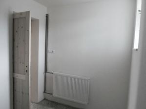 šatna - chybí jen položit koberec a olištovat ho