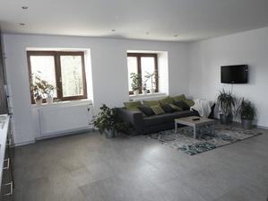 do volného prostoru přijde velký jídelní stůl a židle