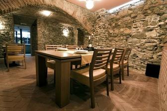 miesto na hostinu, (večeru)