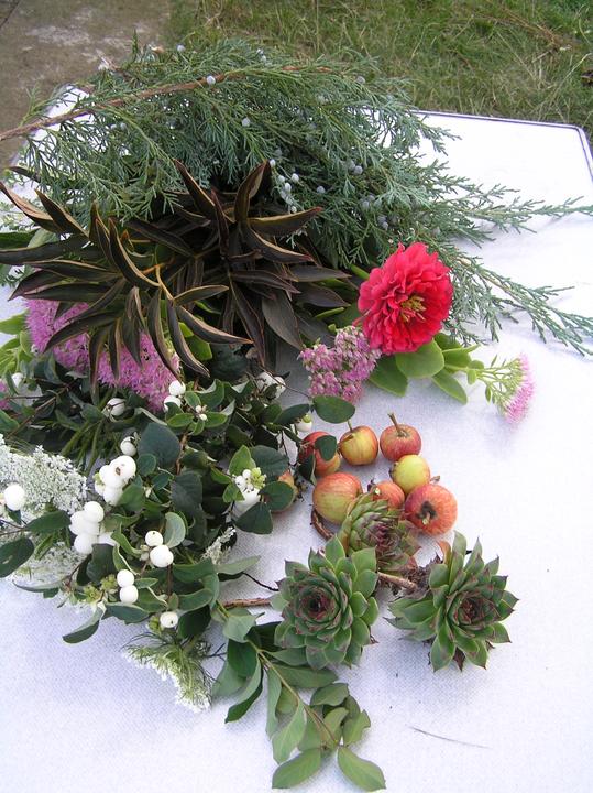 Svatba za babku 1 - Dnes jsem si na zahradě natrhala materiál na kytičku. Zítra zkusím cvičně uvázat.