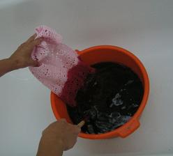 Šup s ním do barvy. Barva za studena, odstín červeň přímá (udělá výraznou růžovou). Barva je k dostání v potřebách pro výtvarníky, jde o barvu na balvnu a stojí kolem 20,- Kč.