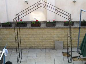 Jlikož hotel kde budeme mít svatbu nemá svojí svatební bránu, nechali jsme si jí vyrobit....
