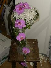 táto vyhrala,len s bielou orchideou a namiesto drobnych bielych kvietkov chcem kremovu hortenziu