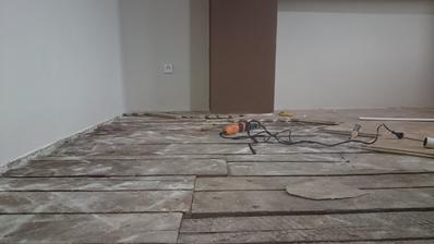 začiname vyberat parkety , prvy krok renovacie podlahy...