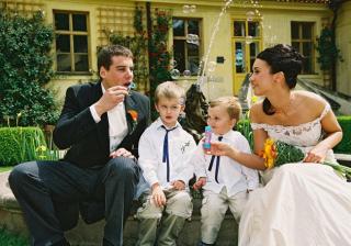 Making bubbles with bride´s nephews