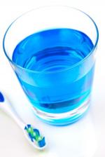 ÚSTNÍ VODA - dezinfikuje rány, odstraní lupy, pomáhá proti plísním na nohou, odstraní pach v podpaždí, vyčistí obrazovku, při čištění pleti má stahovací účinek, při praní ponožek (přidat do praní)