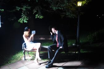 Predsvadobné foto v parku v Mokrej Lúke večer pred svadbou.