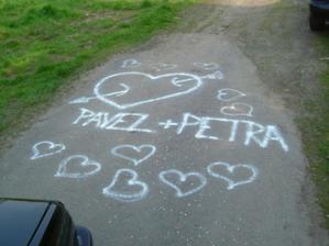 ozdobený chodník před barákem-pěkné a co to dát na okna