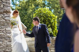 Ženich mě viděla až u oltáře a to napětí bylo úžasné. Tak se mi klepaly kolena, že jsem ty schody málem nesešla.