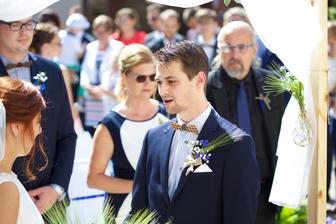 Manžel říká svůj vlastnoručně sepsaný slib. Bylo to nádherné.