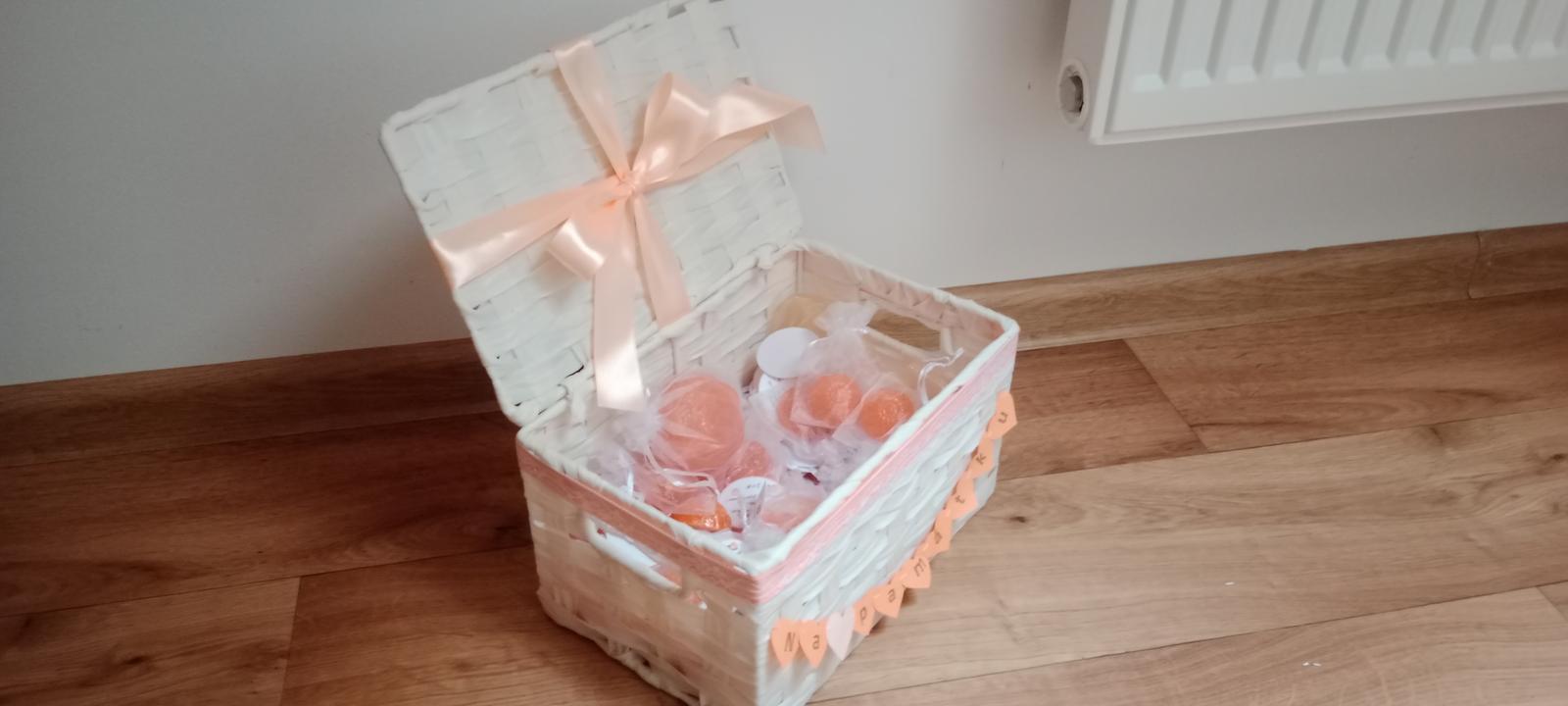 Mini mýdla jako dárky pro hosty v ozdobené krabici - Obrázek č. 1