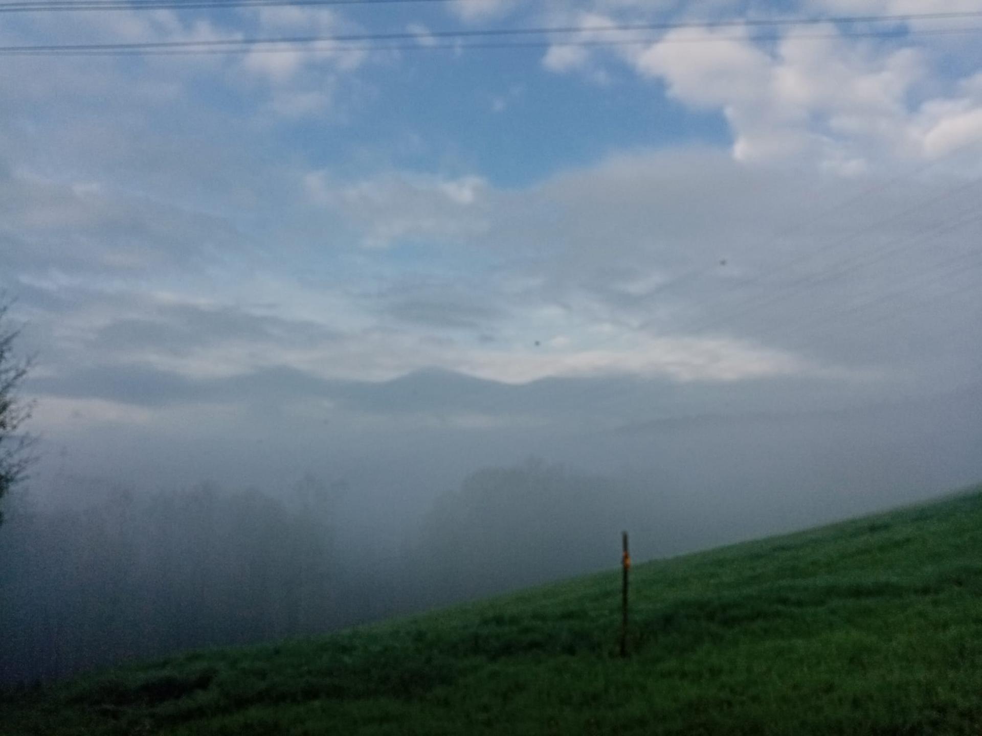 Žlutý domeček se zahrádkou 2023 - Dnešní raní  mraky a mlha. Připadala jsem si jak v Alpách.😊