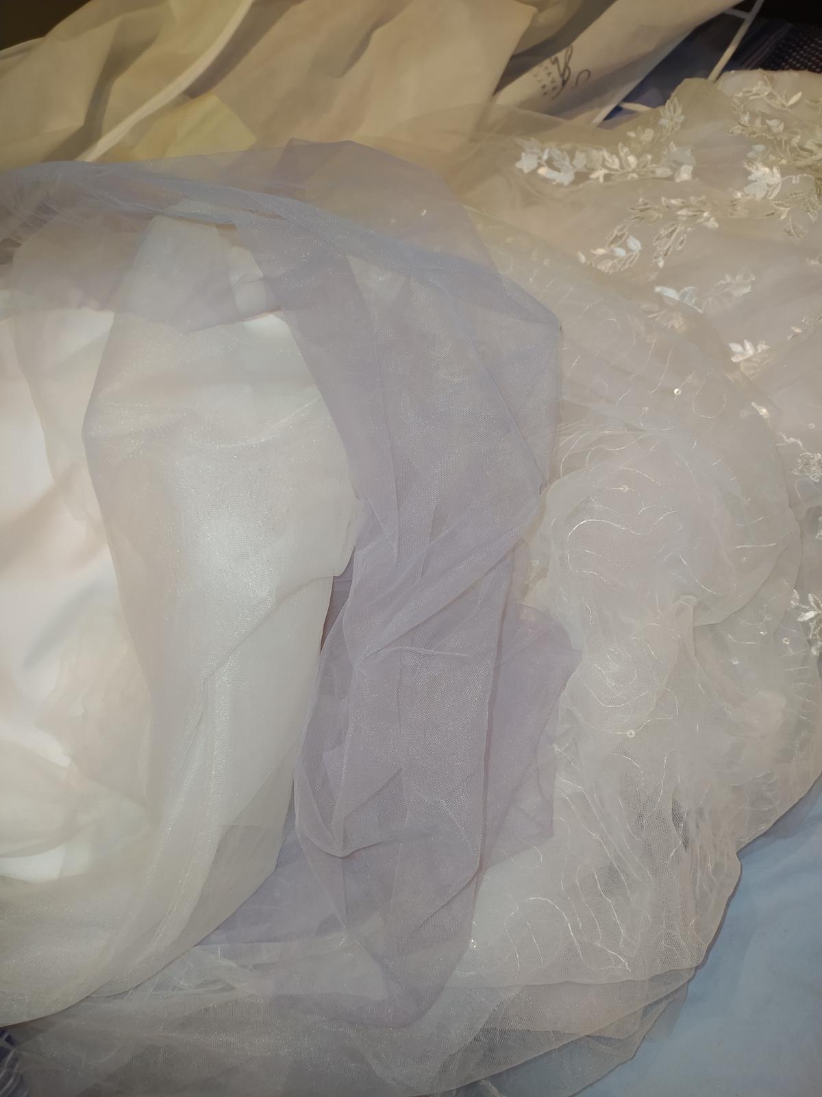 svatební šaty Hadassa (lila) - Obrázek č. 3