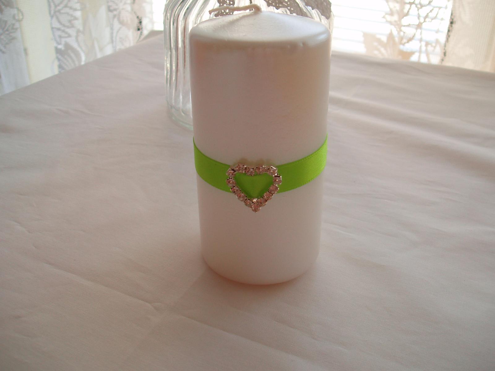 bílá perleťová svíčka zdobená stuhou a srdíčkem - Obrázek č. 1
