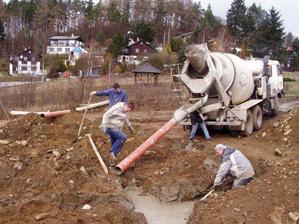 22.3. betonujeme zákl. pasy - vpravo můj manžel po kolena v betonu :-))