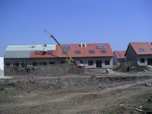 Tak ten s půlkou střechy...dne 20.4. 2009