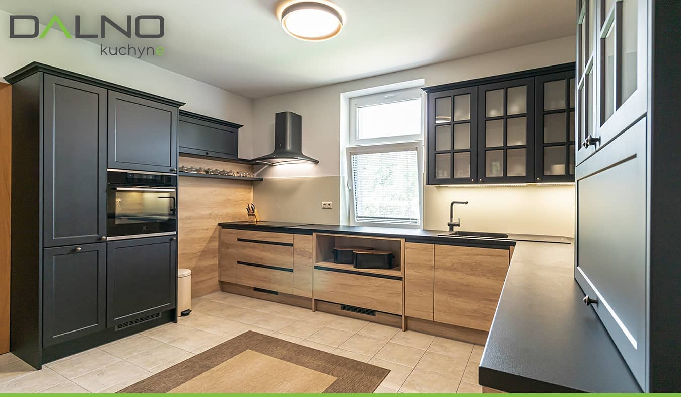 Kuchyňa DALNO v znamení čierneho nanolaku v kombinácii s drevodekorom skriniek. 
Perfektné kombo pre moderné aj rustikálne bývanie, čo myslíte? - Obrázok č. 1