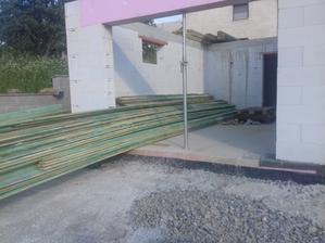 21.6.2018 časť dreva na krov navozené a môže sa robiť strecha