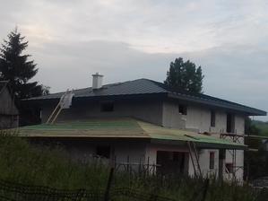 1.8.2018 horná strecha hotová, ešte osadiť ryne a hrebenáče