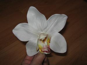 Kvetinka do vlasov (droby)