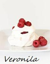 a mini raspberry pavlova ;)