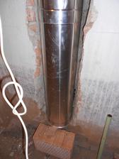 V průměru má asi 20 cm, víc než polovina je zadlabaná do zdi, aby nám v ložnici nepřekážel. Bohužel to nešlo jinak, museli jsme se v obýváku přizpůsobit trámům.
