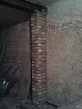 14.1. zedníci nám vyzdili nový sloupek - necháme ho bez omítky