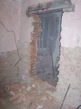 1.2.2013 Téměř dobouraný vchod z předsíně do kuchyně.