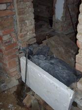 Další beton na základech zdí.