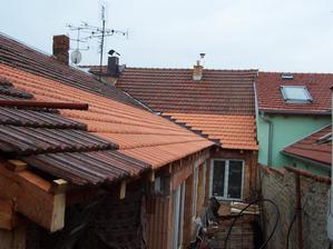 19.4.2013 Jak jinak, než že by pršelo celé pokrývání střechy. Pršet přestalo na pauzu na oběd a po dokončení. Pak bylo 14 dnů sucho. Typické! :-D