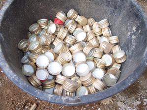 23.4.2013 Byli jsme hodit "pár" lahví od meruňkovice a od vodky do kontejneru. Neboli jeli jsme 5x s kolečkama naloženýma dvěma 60ti litrovými pytli na odpadky plnými prázdných sklenic. Jako největší alkáči! :-D No dědek se před námi vážně činil!