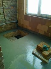 Vylitý beton kolem vodárny a otvoru do studny.