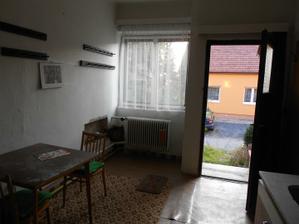 Bude tu příčka a probourají se dveře do kuchyně+obyváku na místě věšáčků u okna.