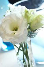 Tak kytička už je objednaná - hlavní kyti bude Eustoma v růžové barvě a ještě další krásný květiny, ale jejich jména si nepamatuju :-)
