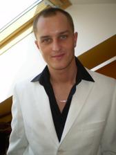 Zlatíčko v obleku - je z něj nadšenej to je vidět :-)