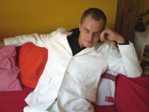 Úplnej Al Capone - chybí mu jen rudý karafiát :-) Mafiánek můj :-)