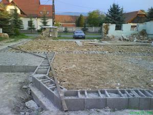 Po relatívne dlhšom odychu sme začali v máji 2009.